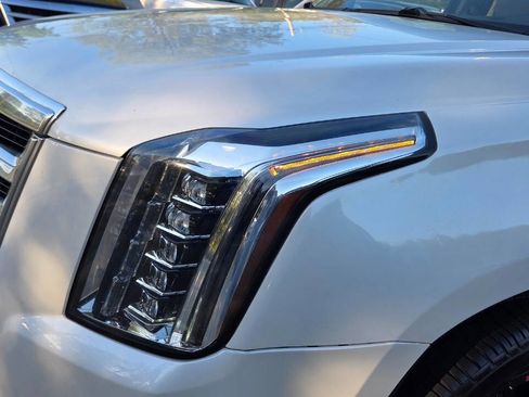 Used 2017 Cadillac Escalade Luxury AWD/4WD image 26