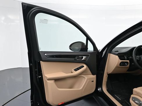 Certified 2026 Porsche Macan AWD/4WD image 16