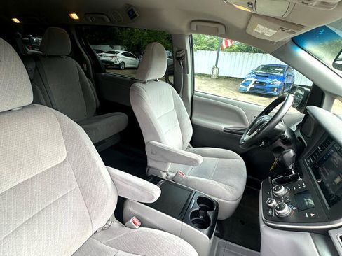 Used 2015 Toyota Sienna LE image 13
