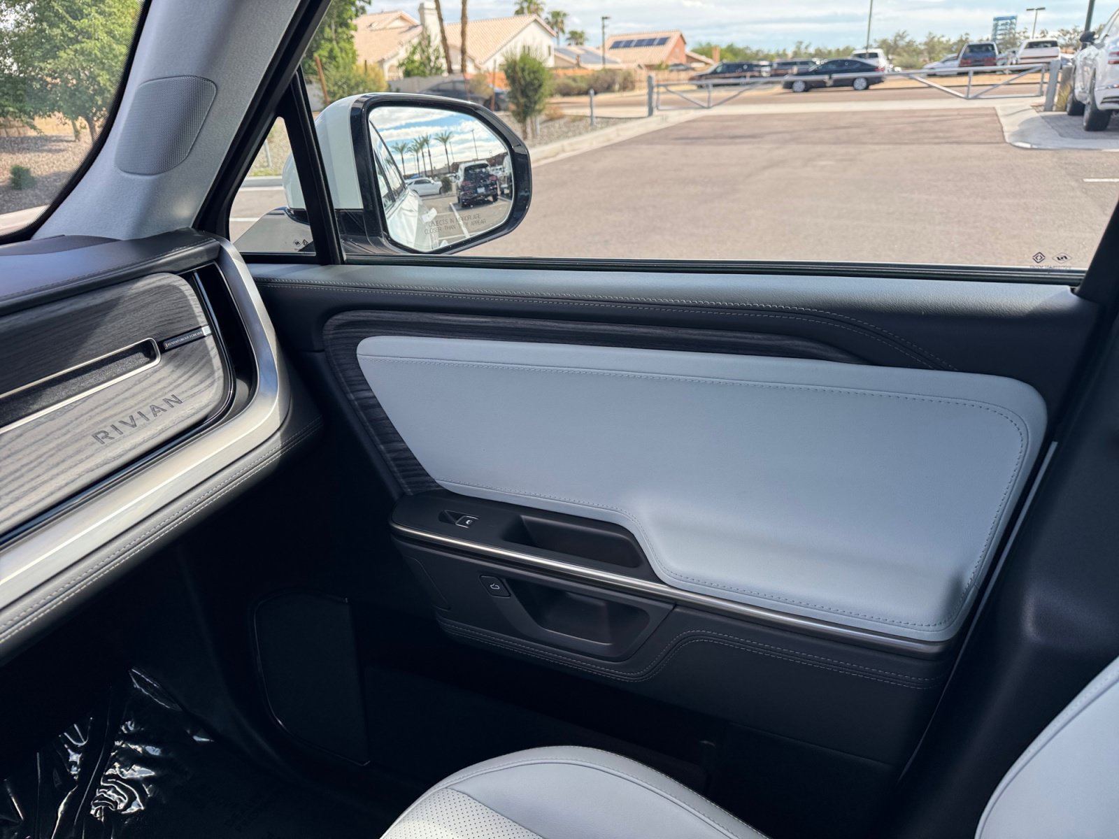Used 2025 Rivian R1S Adventure Dual AWD/4WD image 16