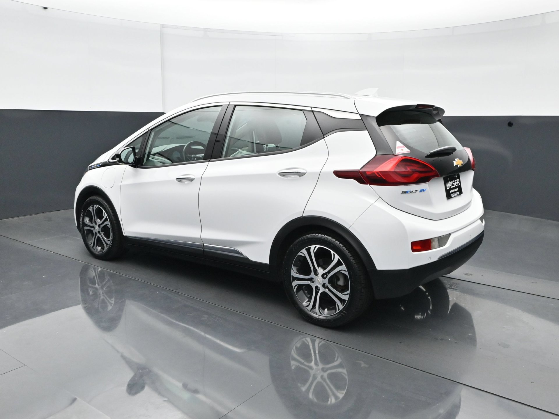 Used 2019 Chevrolet Bolt Premier w/ Infotainment Package FWD image 4
