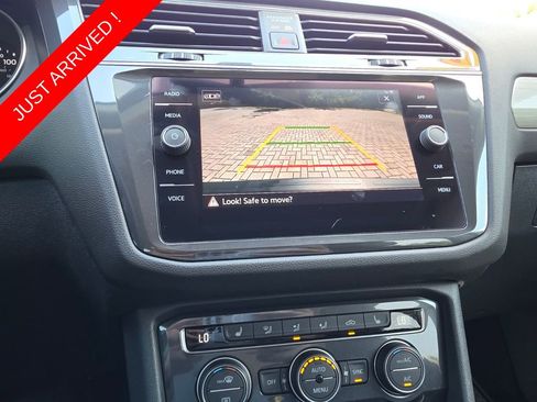 Used 2021 Volkswagen Tiguan SE FWD image 33