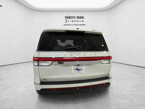 Used 2024 Lincoln Navigator Premiere AWD/4WD image 4