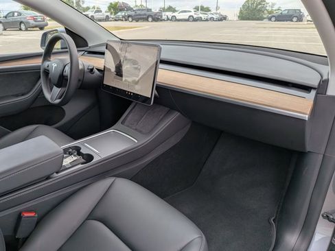 Used 2025 Tesla Model Y Long Range image 22