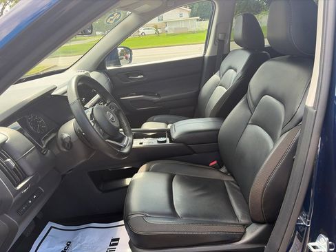Used 2025 Nissan Pathfinder SL AWD/4WD image 22