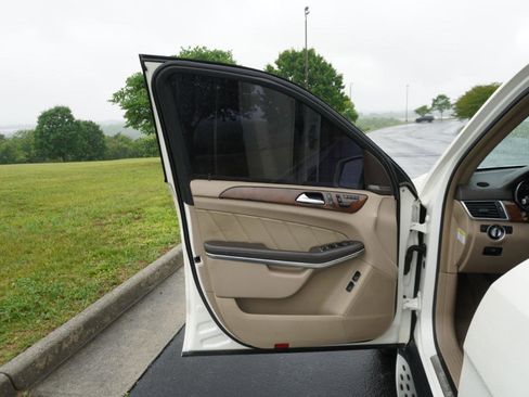 Used 2013 Mercedes-Benz GL 550 4MATIC image 18