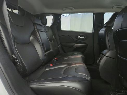 Used 2019 Jeep Cherokee Limited image 24