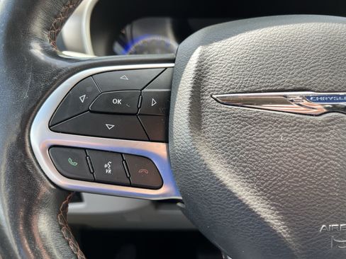 Used 2020 Chrysler Pacifica Touring-L w/ Advanced Safetytec Group FWD image 19