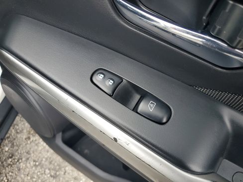 Used 2018 Nissan Kicks SV image 11