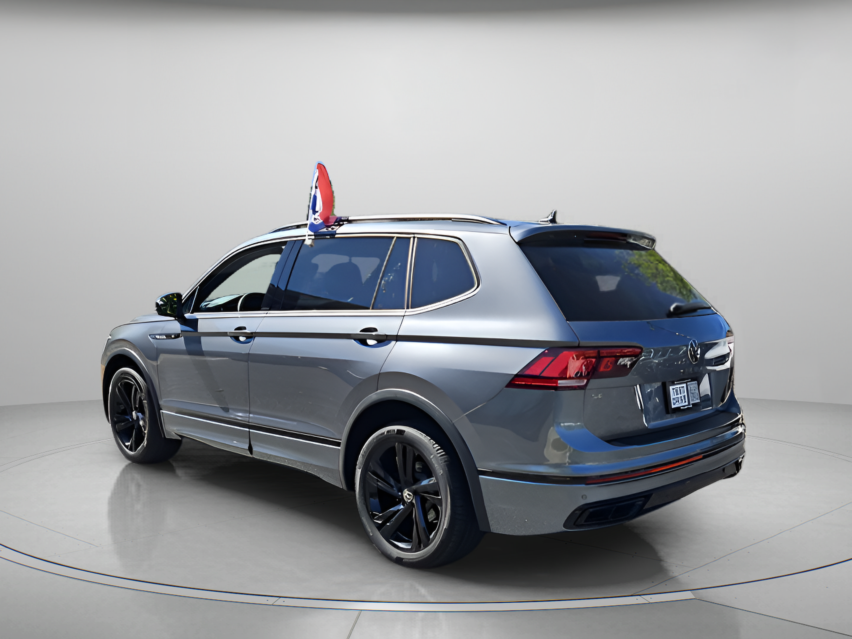 Used 2023 Volkswagen Tiguan SE R-Line FWD image 3