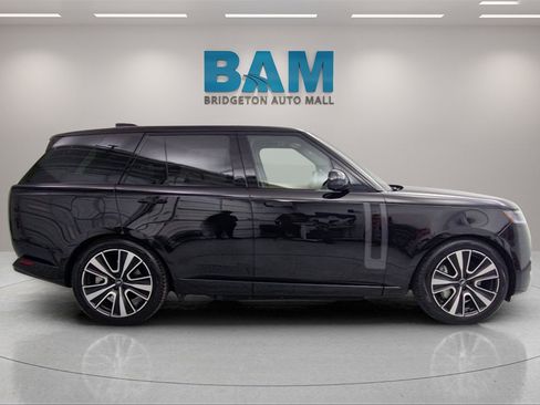 Used 2025 Land Rover Range Rover SE image 2
