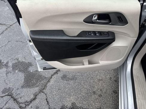 Used 2023 Chrysler Pacifica Touring-L image 10