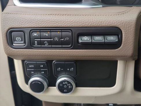 Used 2021 GMC Yukon Denali w/ Denali Premium Package image 10