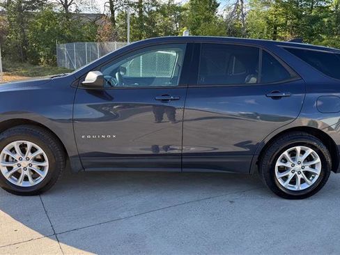 Used 2019 Chevrolet Equinox LS w/ LS Convenience Package AWD/4WD image 2