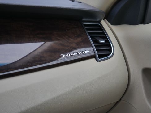 Used 2017 Ford Taurus Limited image 15