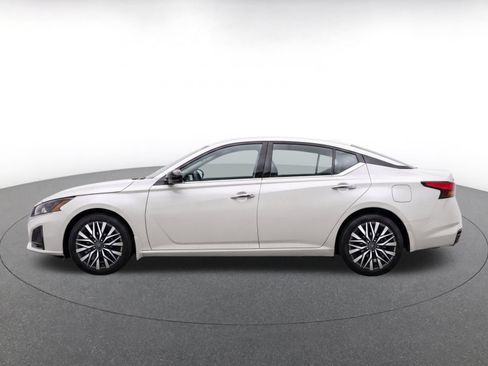 Used 2025 Nissan Altima 2.5 SV FWD image 4