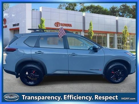 Used 2025 Nissan Rogue SV image 4