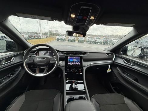 New 2025 Jeep Grand Cherokee Altitude image 12