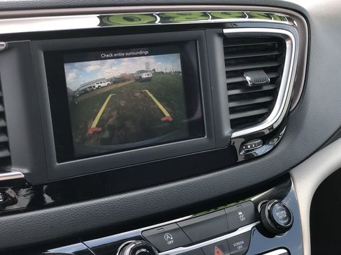 Used 2020 Chrysler Voyager Lxi image 30