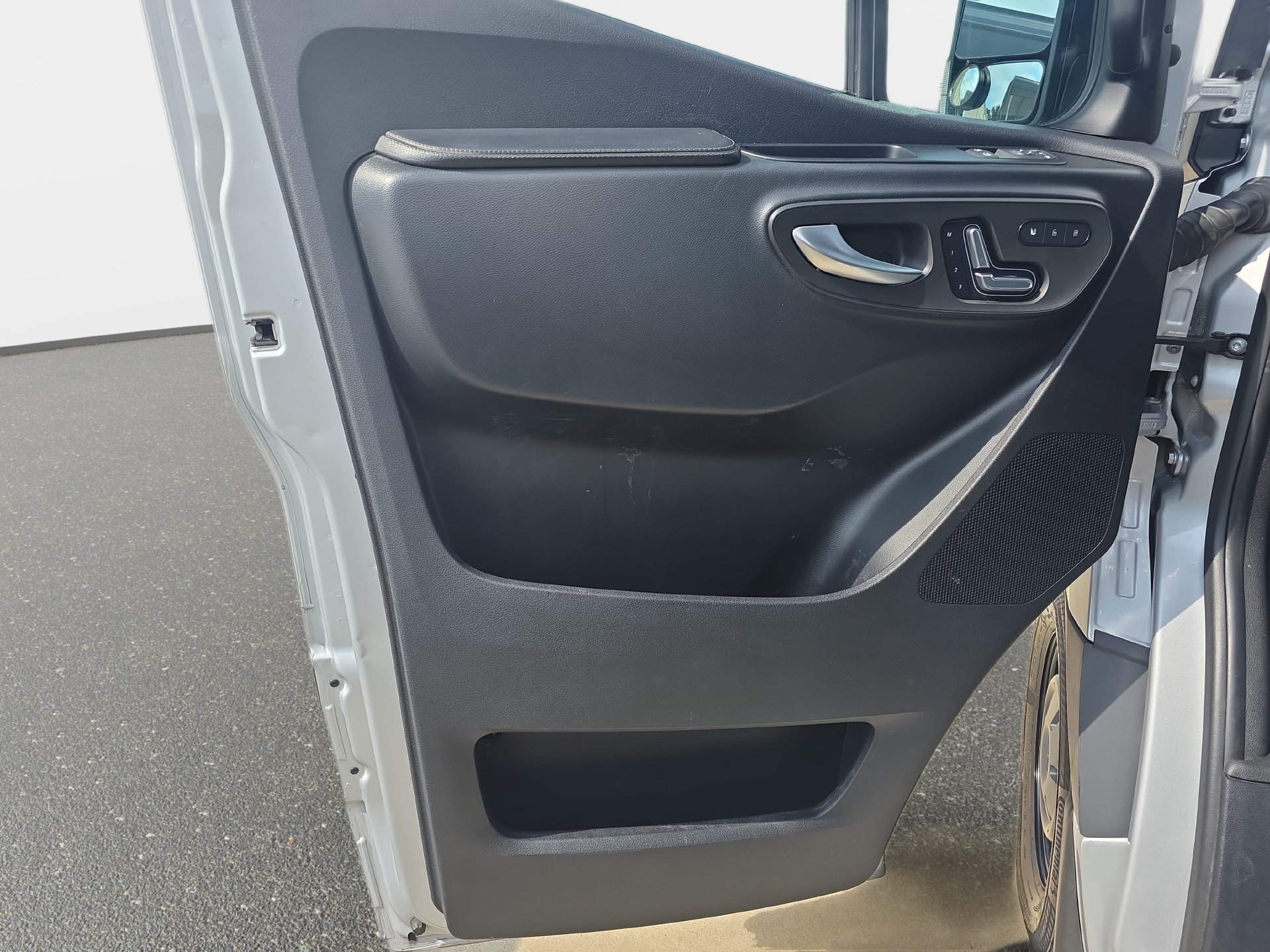 Used 2023 Mercedes-Benz Sprinter 3500 image 25