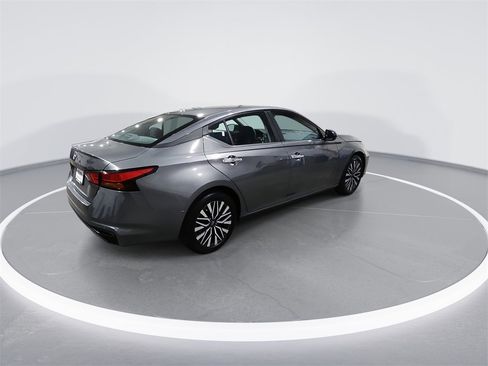 Used 2025 Nissan Altima 2.5 SV image 8