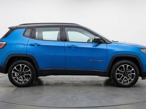 Used 2025 Jeep Compass Trailhawk image 11