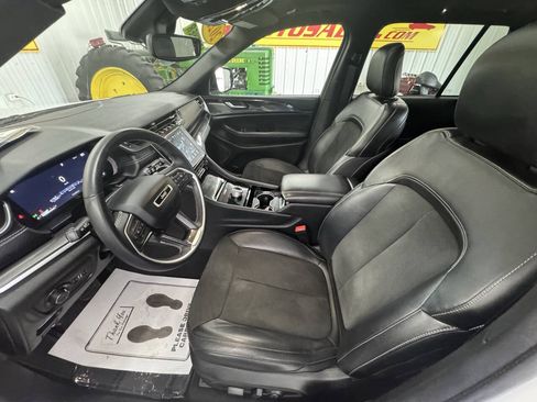 Used 2023 Jeep Grand Cherokee Altitude RWD image 19