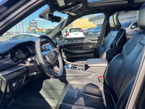 Used 2023 Jeep Grand Cherokee Overland w/ Luxury Tech Group IV AWD/4WD image 6