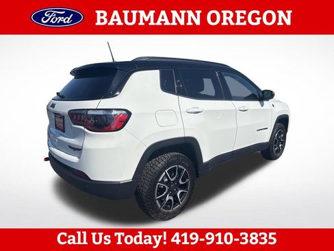 Used 2025 Jeep Compass Trailhawk AWD/4WD image 3