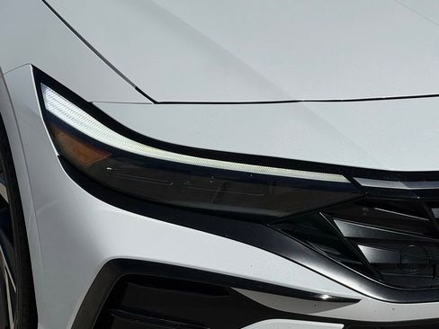 Used 2025 Hyundai Elantra Limited image 8