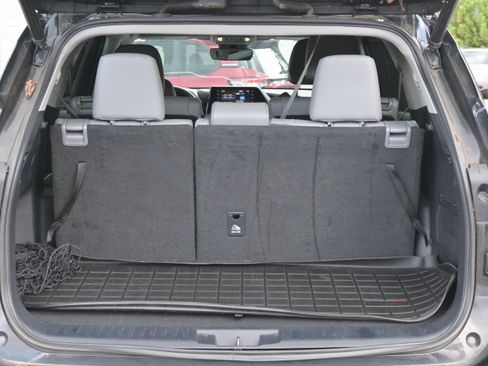 Used 2021 Toyota Highlander XLE FWD image 34