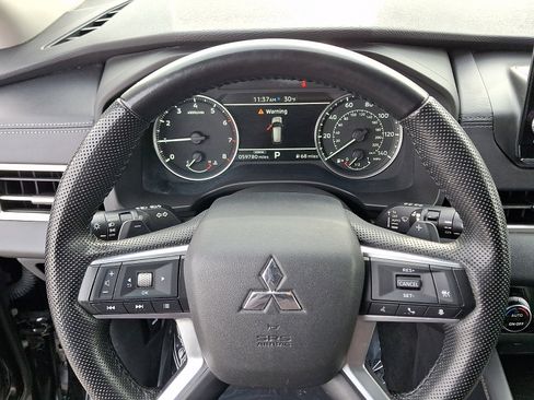 Used 2023 Mitsubishi Outlander SE image 18