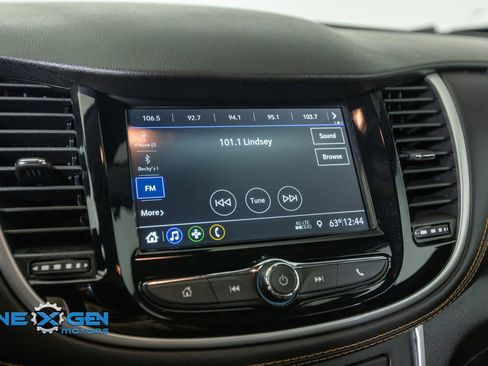 Used 2019 Chevrolet Trax LT w/ LT Convenience Package FWD image 17