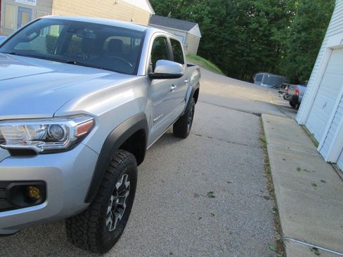 Used 2021 Toyota Tacoma TRD Off-Road AWD/4WD image 5