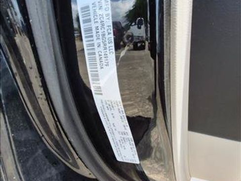 Used 2024 Chrysler Pacifica Touring-L FWD image 18