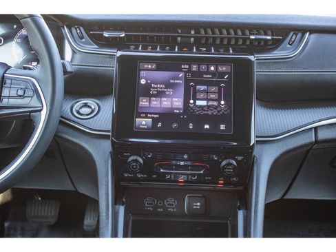 Used 2024 Jeep Grand Cherokee Laredo X w/ Luxury Tech Group I AWD/4WD image 24