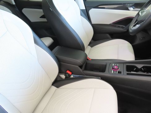 New 2026 Volkswagen Tiguan SE FWD image 26