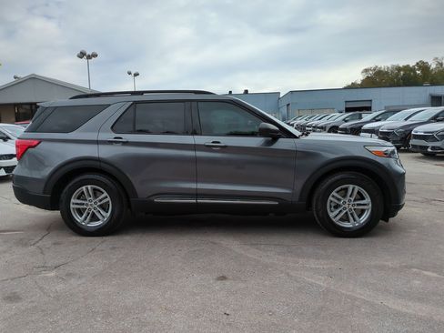 Used 2021 Ford Explorer XLT image 4