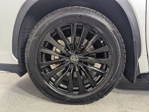 Used 2023 Toyota Highlander XSE FWD image 11