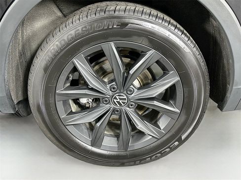 Used 2024 Volkswagen Tiguan SE image 28