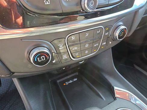 Used 2023 Chevrolet Traverse LT image 16