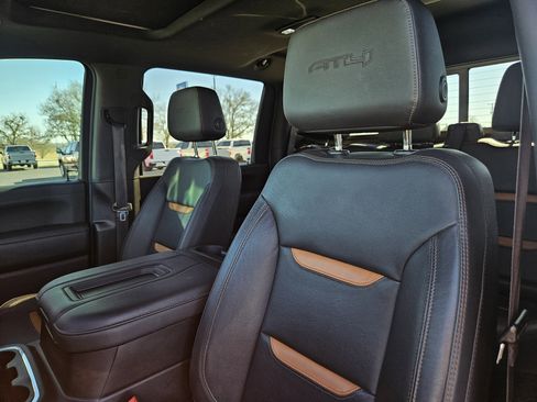 Used 2022 GMC Sierra 2500 AT4 w/ AT4 Preferred Package image 12