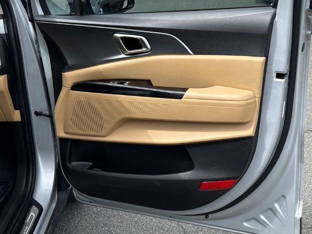 Used 2023 Kia Carnival LX FWD image 8