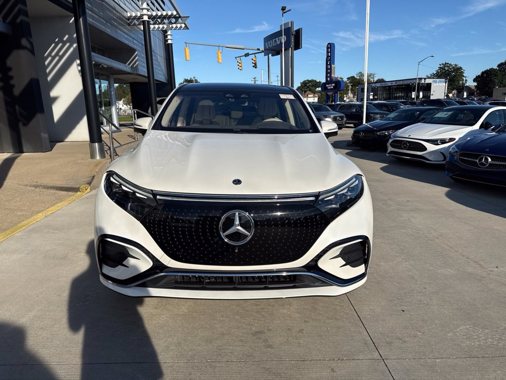 Used 2023 Mercedes-Benz EQS 580 4MATIC SUV image 3
