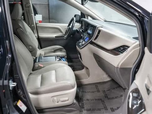 Certified 2019 Toyota Sienna XLE image 17