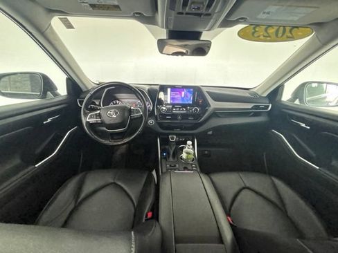 Used 2023 Toyota Highlander XLE AWD/4WD image 25