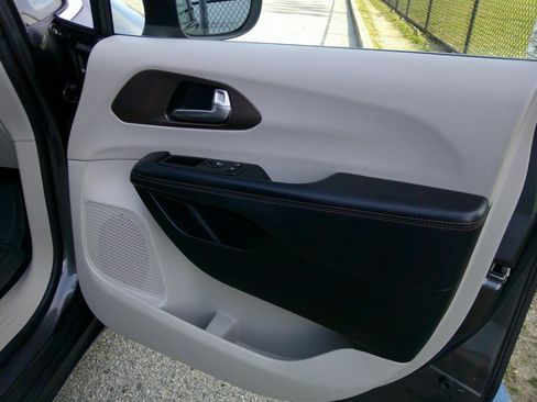 Used 2017 Chrysler Pacifica LX FWD image 81