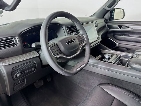 Used 2024 Jeep Wagoneer Series II image 8