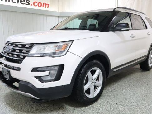 Used 2017 Ford Explorer XLT w/ Equipment Group 202A image 2