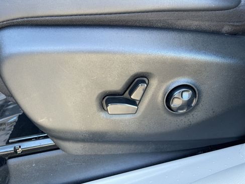 Used 2024 Chrysler Pacifica Touring-L FWD image 14